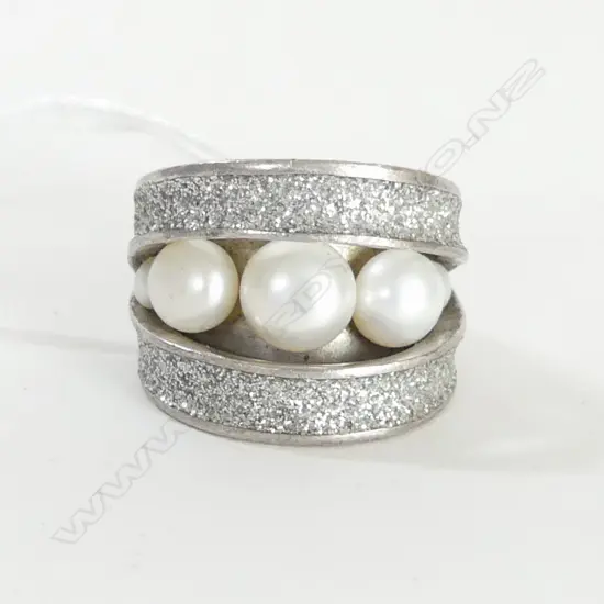 HEAVY SILVER AND FRESH WATER CULTURED PEARL RING 25gm