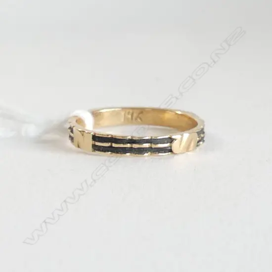 18ct GOLD BAND DESIGNER RING black highlights w N & S (North & South?) 1.12gms