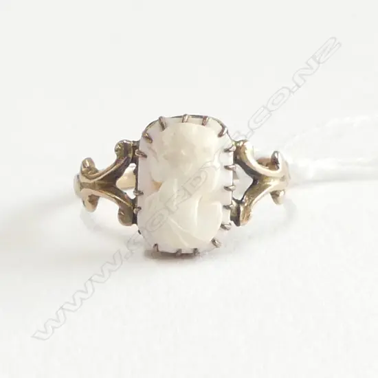9ct GOLD & CARVED CAMEO PORTRAIT RING forked shoulders 2.23gms
