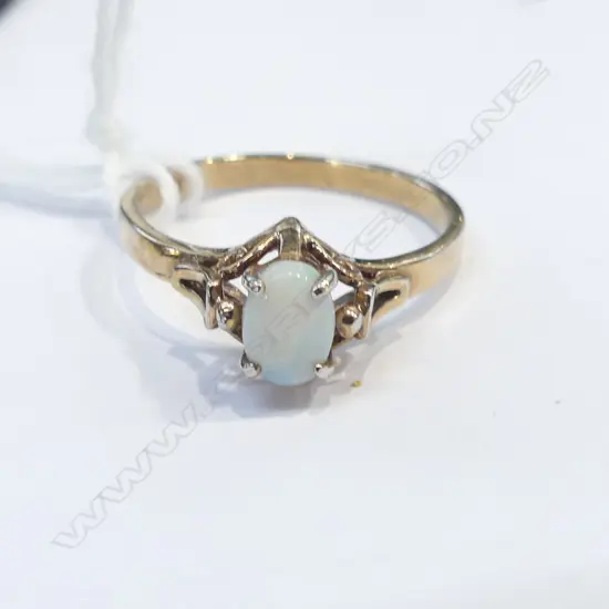 VINTAGE 9ct GOLD & MILK OPAL RING 1.52gms