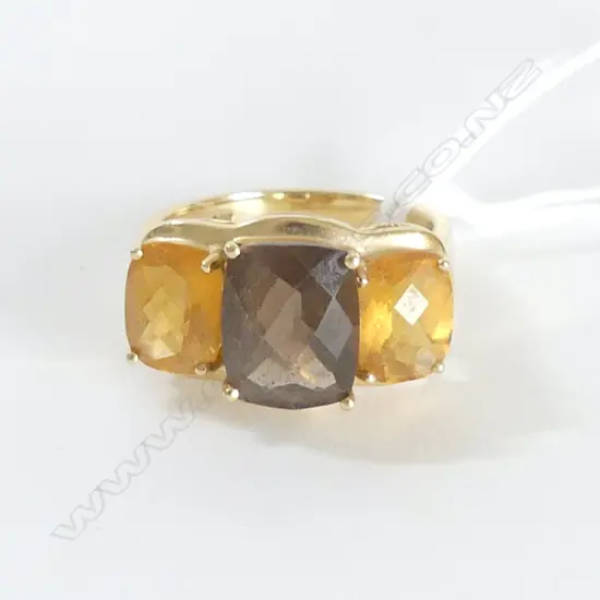 14CT GOLD AND 3 STONE CITRINE RING 5.32gm