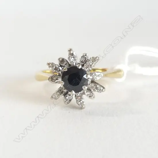 18CT GOLD SAPPHIRE & DIAMOND CLUSTER RING 4.84gms