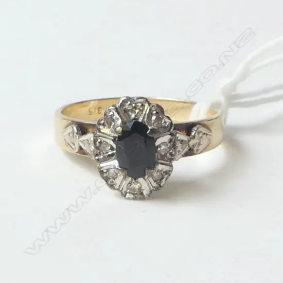 9ct SAPPHIRE & DIAMOND CLUSTER RING 2.8gms