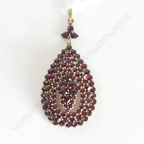 **RTV** SILVER GILT GARNET PENDANT 40x25mm 10gms