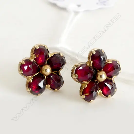 PR 15ct GOLD GARNET?  EARRINGS 3.3gms