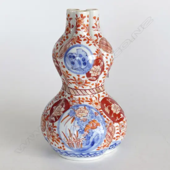 DOUBLE GOURD SHAPED IMARI VASES WITH TREFOIL OPENING. H. 177mm
