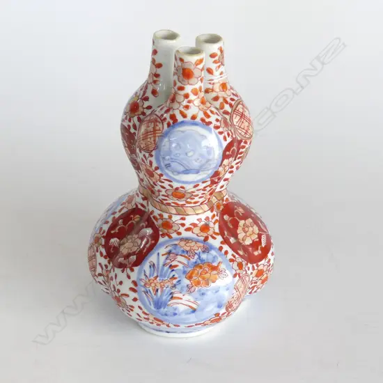 DOUBLE GOURD SHAPED IMARI VASES WITH TREFOIL OPENING. H. 175mm