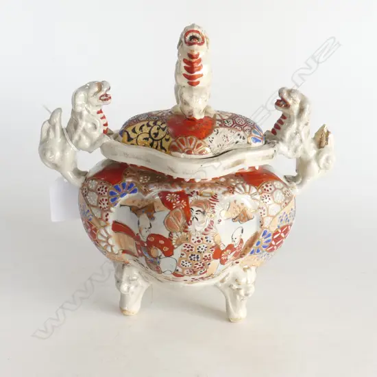 QUATRAFOIL SHAPED SATSUMA LIDDED POT WITH FOO DRAGON SUPPORTS & FINIAL. 200X140X200mm