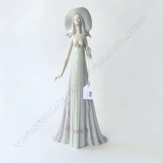 LLADRO TALL WOMAN #1431 H.350mm some damage to flowers on hat.