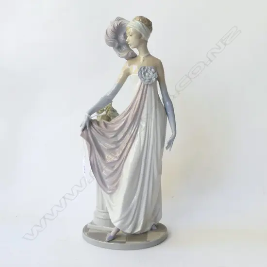 LLADRO WOMAN H.335mm  damage to finger