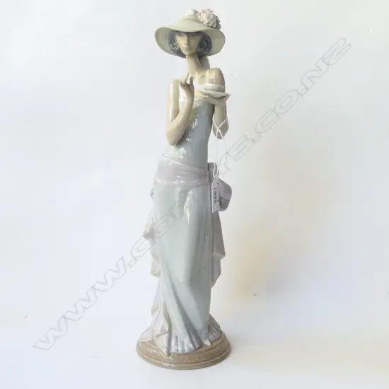 LLADRO WOMAN w. CUP #5470 H.360mm