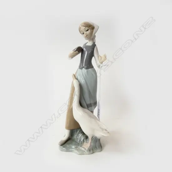 LLADRO WOMAN w. GOOSE H.240mm