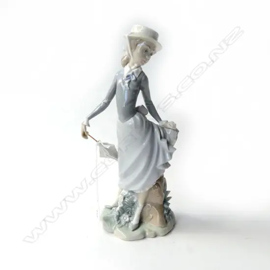 LLADRO WOMAN w. PARASOL H.280mm