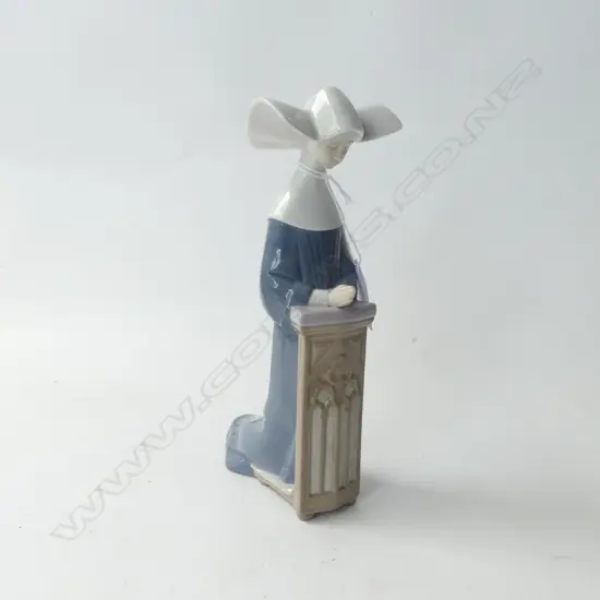 LLADRO #5502 PRAYING NUN H.210mm