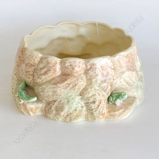 LARGE SYLVAC BOWL AS ROCKERY WITH LIZARDS & FROGS. NUMBER 468 TO BASE. Dia 260mm