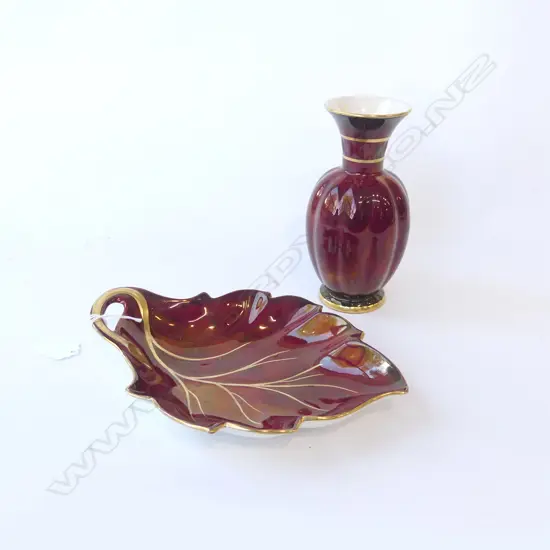 CROWN DEVON ROUGE ROYALE VASE AND LEAF DISH WITH GOLD DETAILING L.24CM H.17CM
