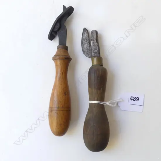 PAIR OF ANTIQUE CAN OPENERS WITH WOODEN HANDLES L.16CM