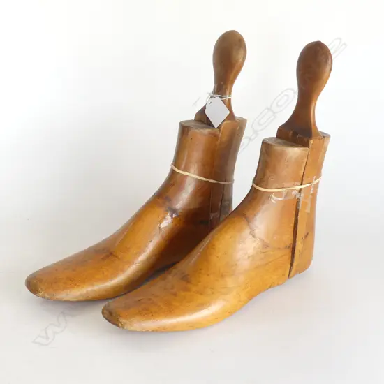PAIR OF VINTAGE WOODEN SHOE TREES, L. 270mm