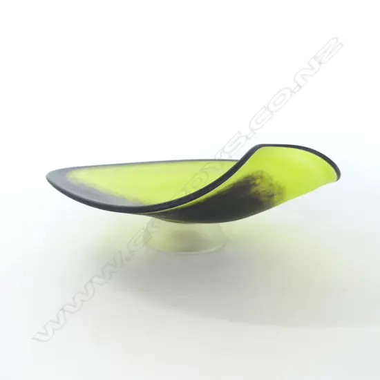 GRN/BLK FOOTED WAVE DISH, HANDBLOWN NZ ART GLASS DE FLUTE STUDIO 2000. H.110mm  DIA.280mm