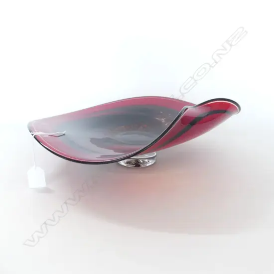 LG BLK/RED FOOTED WAVE DISH, HANDBLOWN NZ ART GLASS DE FLUTE STUDIO 2000. H.130mm DIA 380mm (incl stand)