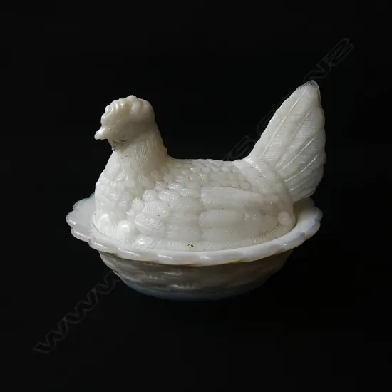 VICTORIAN MILK GLASS LIDDED HEN DISH L.140MM