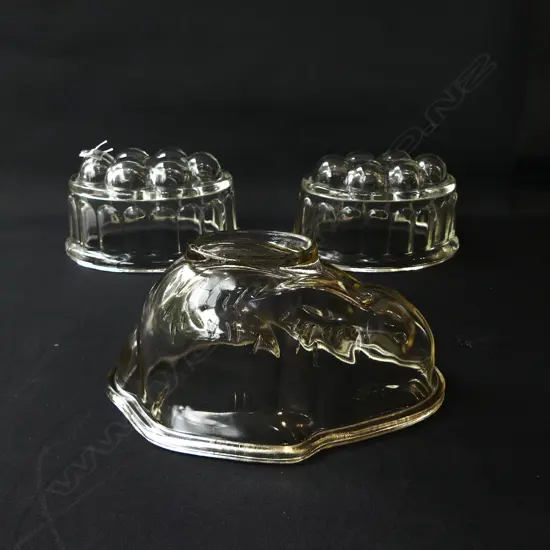 3 PRESSED GLASS JELLY MONLDS ONE A RABBIT L200MM