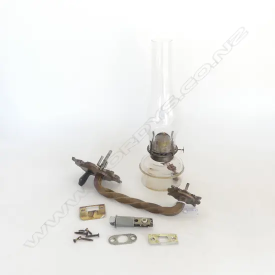 OLD GLASS KEROSINE LAMP WITH FLUE & TWISTED BRASS ORIG OLD BRONZE DOOR HANDLE WITH FITTINGS L. 300mm 