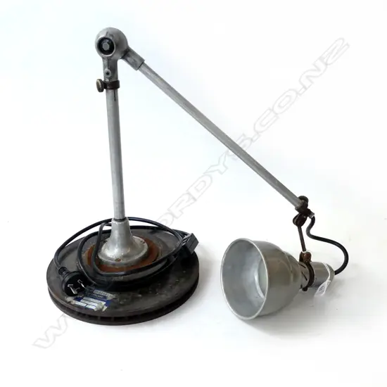 VINTAGE INDUSTRIAL ROTATORY TABLE LAMP MOUNTED ON AN IRON BASE, H.9000mm