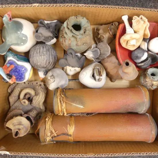 TRAY OF SMALL STUDIO POTTERY PCS