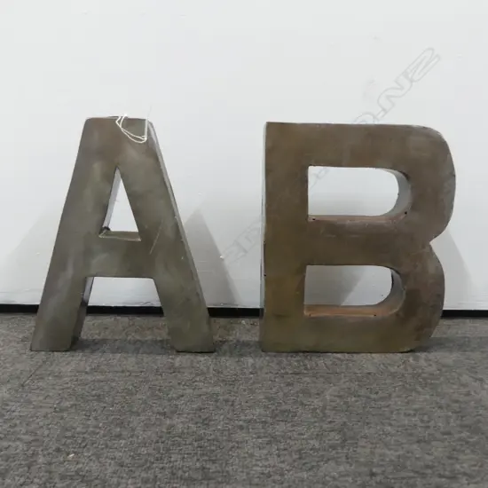 2 METAL SIGN LETTERS A & B H.300mm