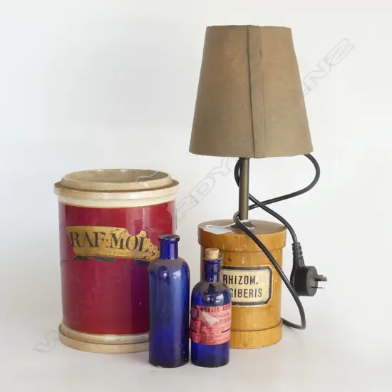VINTAGE LAMP, H. 400mm & PHARMACEUTICAL CHINA CONTAINER WITHOUT LID (& 2 SMALL BOTTLES), H. 220MM, SOME FAULTS