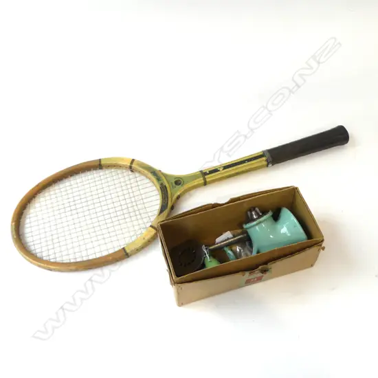 3 PCES; TENNIS RACKET, MINCER (BOXED), TARANAKI AA BADGE 70mm dia