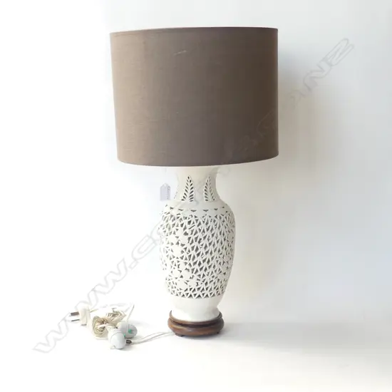 ORIENTAL WHITE CERAMIC TABLE LAMP H.570mm