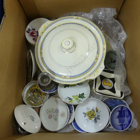 BOX LOT PART DINNER SERVICE SMALL DISHES HORSE BRASSES ETC