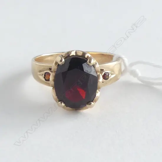 9CT LGE GARNET RING 4.16gms  SIZE N
