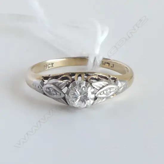 VINTAGE 18ct GOLD & DIAMOND RING 2.1gms  SIZE M