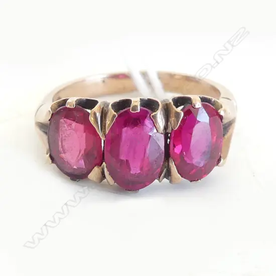 15CT ROSE GOLD 3 RED STONE RING 3.83gms SIZE L