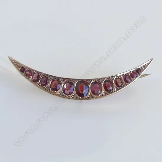 9CT GARNET CRESCENT BROOCH 3.6gms
