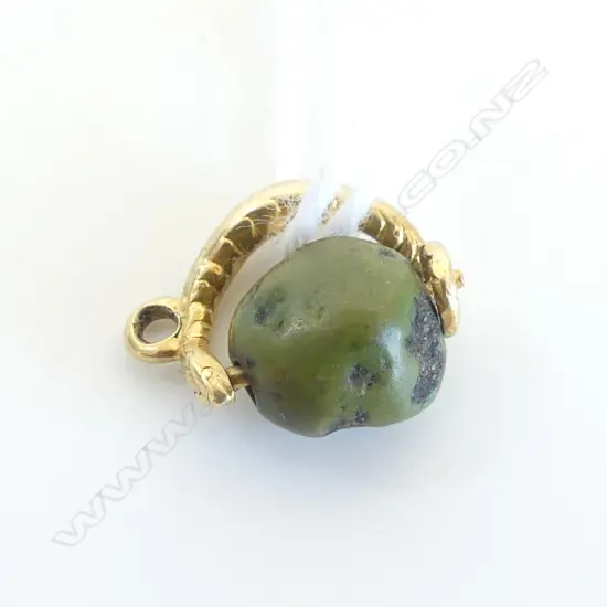 18CT YELLOW GOLD SNAKE PENDANT wrapped around a jade? pebble 'apple'