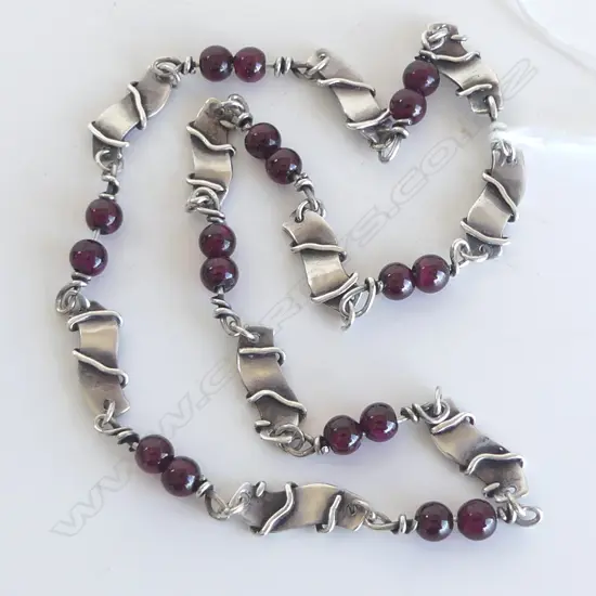 SML SILVER & BEAD (GARNETS?) HANDCRAFTED NECKLACE, MEXICAN?/SCANDINAVIAN? L. 400mm