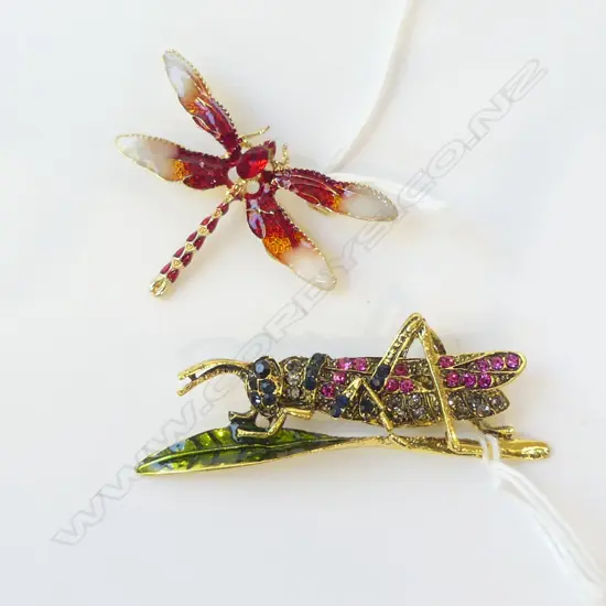 2 COSTUME BROOCHES, BLK/GRN/PINK DIAMANTE GRASSHOPPER & DELICATE RED/WHT DRAGONFLY