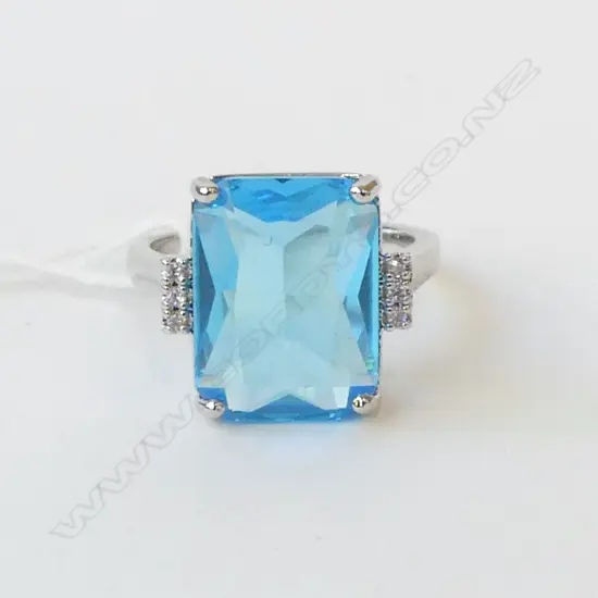 COSTUME BLUE STONE & DIAMANTE DRESS RING
