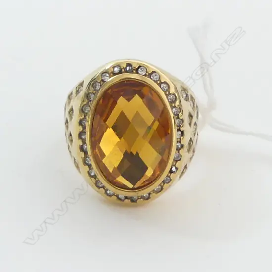 LRG 18ct GOLD PLATED RING w ORANGE STONE & SURROUND OF DIAMANTES