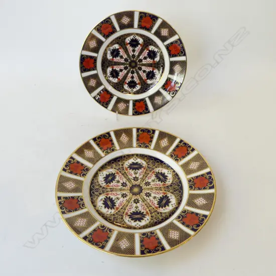2 ROYAL CROWN DERBY IMARI CABINET PLATES 270, 220mm dia