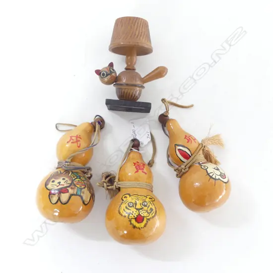 3 VINTAGE JAPANESE HANDPAINTED GOURDS & VINTAGE JAPANESE CAT LAMP ORNAMENT, H.110mm