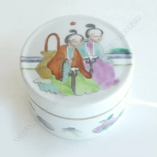 CHINESE FAMILLE ROSE SMALL LIDDED POWDER POT circular Dia.65mm