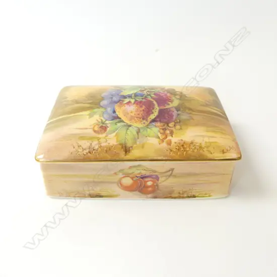 1930’S ROYAL WINTON HAND PAINTED LIDDED BOX ARTIST SIGNED Z. KAS “STRAWBERRIES & GRAPES” L.130mm