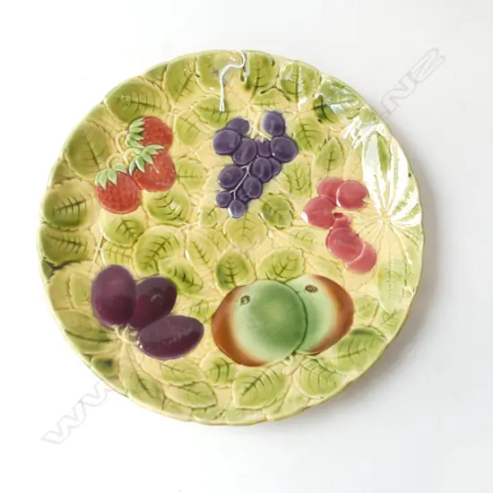 SARREGUEMINES, LARGE FRUIT PATTERN SERVING PLATE, DIA.300mm