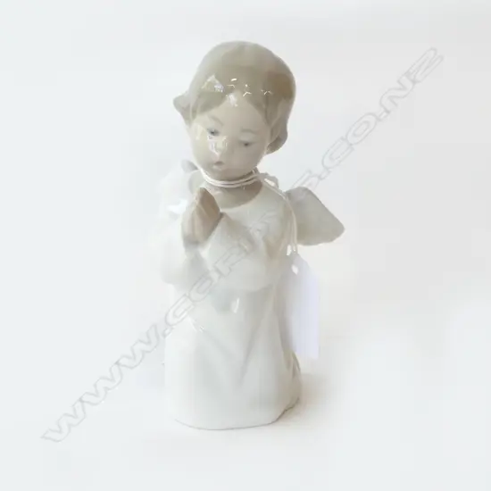 LLADRO CHINA FIGURE ANGEL PLAYING, H.130mm