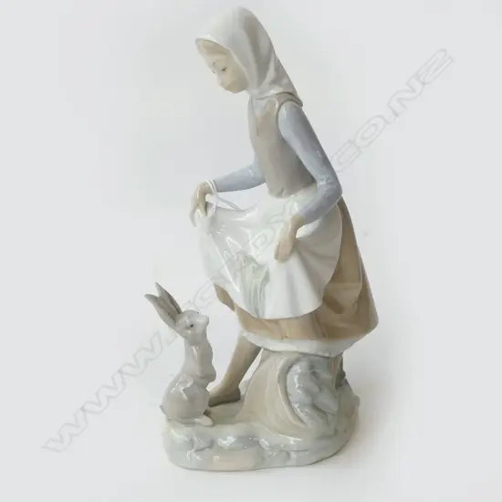 LLADRO FIGURINE GIRL WITH BUNNY,H.225mm